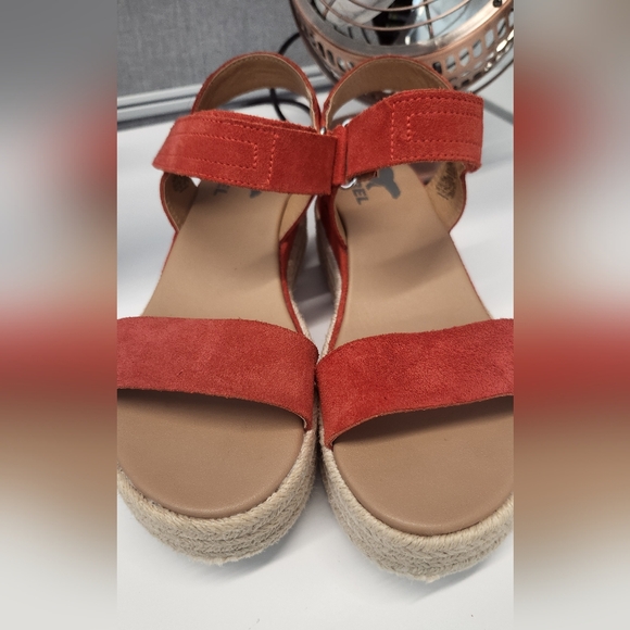 Sorel Cameron Flatform Sandals - Picture 2 of 8